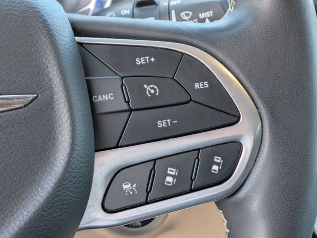 Used 2023 Chrysler Pacifica Limited FWD image 21