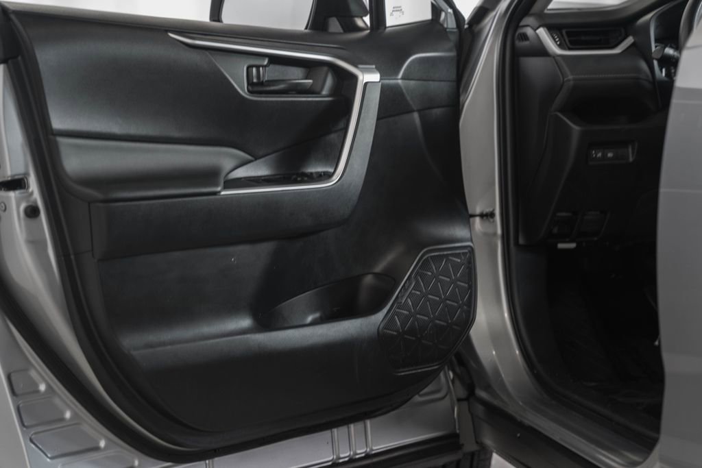 Used 2025 Toyota RAV4 LE image 32