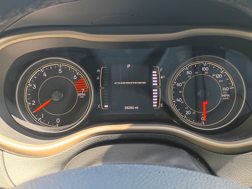 Used 2018 Jeep Cherokee Latitude w/ Altitude Package FWD image 20