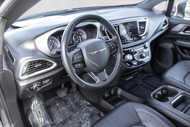 Used 2020 Chrysler Pacifica Touring-L image 10