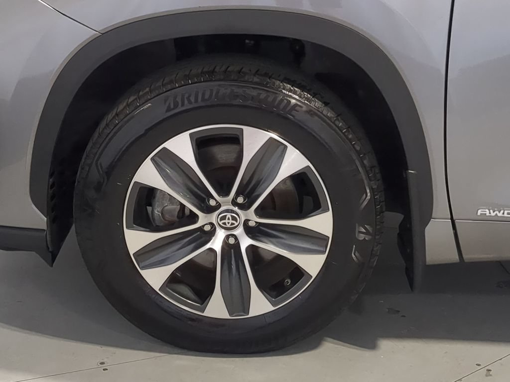 Used 2025 Toyota Highlander XLE AWD/4WD image 17