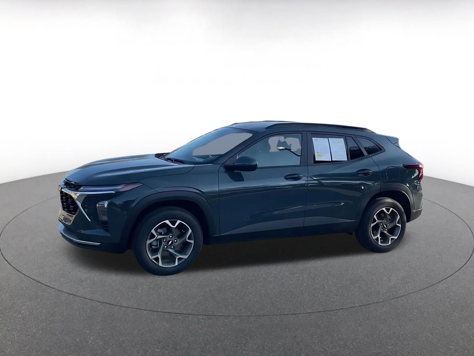 Used 2025 Chevrolet Trax LT FWD image 8