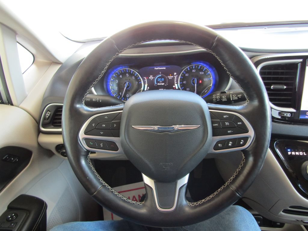Used 2021 Chrysler Pacifica Touring-L FWD image 26