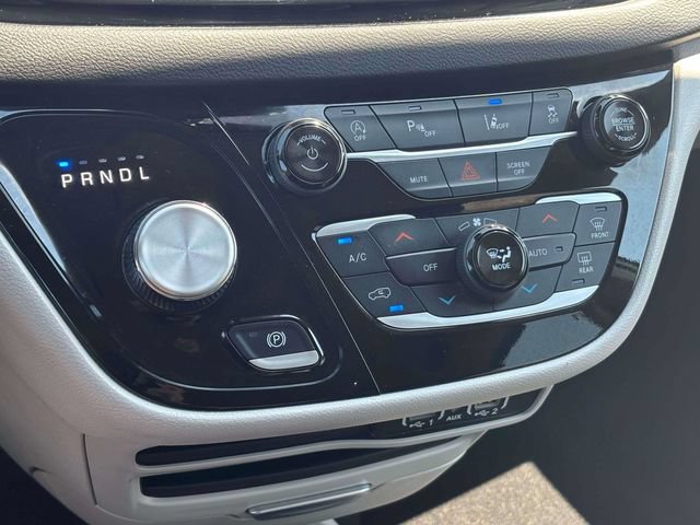 Used 2024 Chrysler Pacifica Touring-L FWD image 16