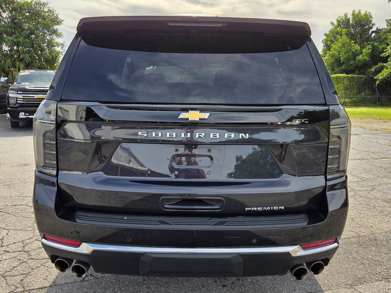 Used 2026 Chevrolet Suburban Premier AWD/4WD image 4