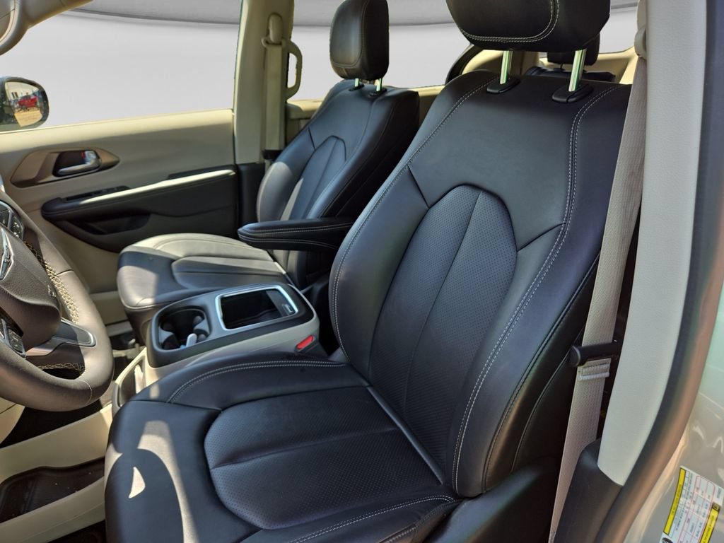 Used 2024 Chrysler Pacifica Touring-L FWD image 24
