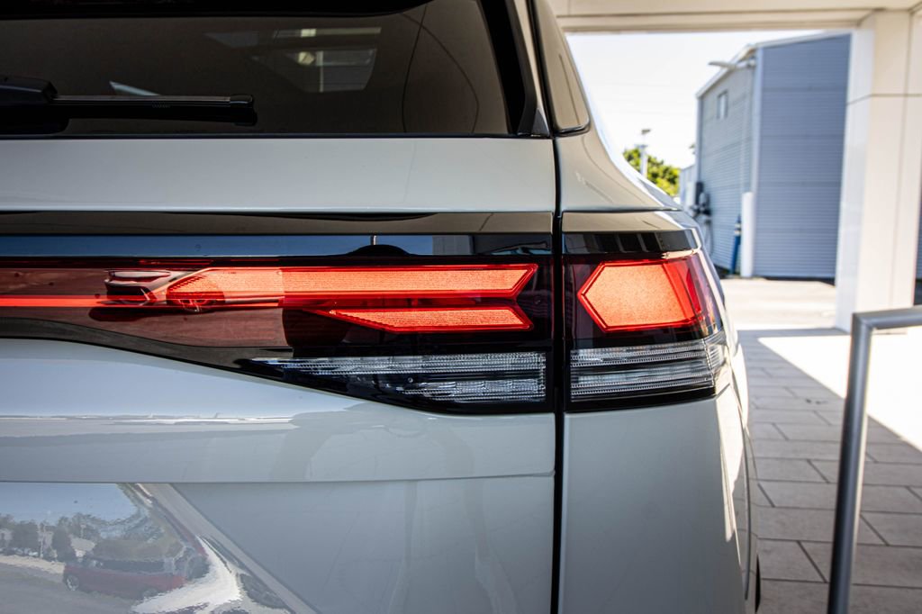 New 2026 Volkswagen Tiguan SE R-Line FWD image 17
