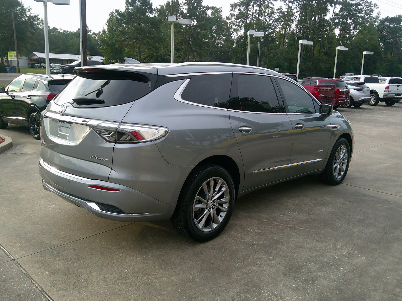 Used 2023 Buick Enclave Avenir w/ Avenir Technology Package image 4