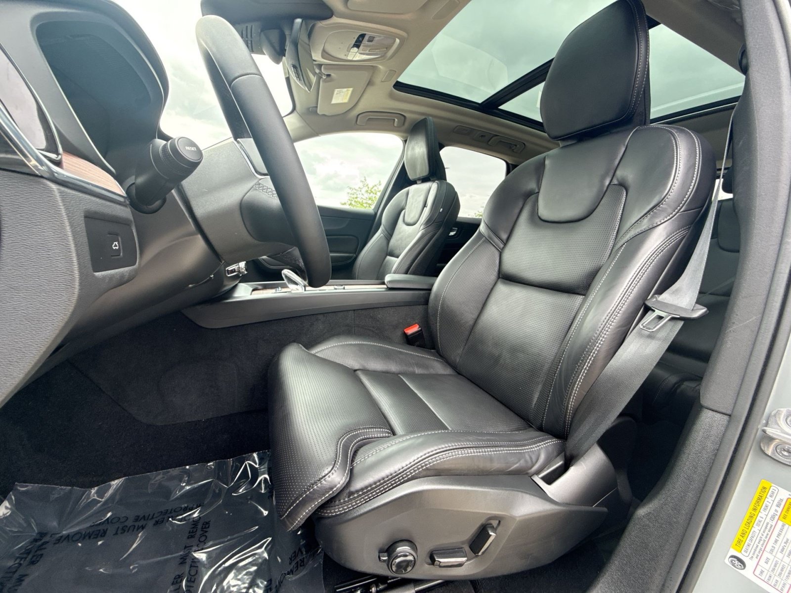 Certified 2024 Volvo XC60 B5 Ultimate w/ Protection Package Premier AWD/4WD image 13