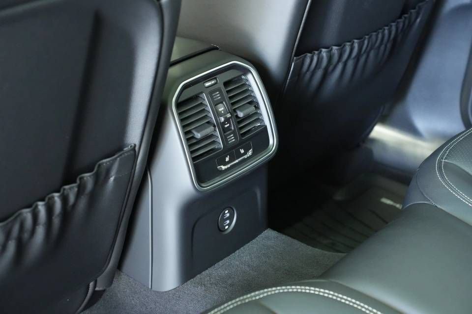 Certified 2025 Porsche Macan AWD/4WD image 26