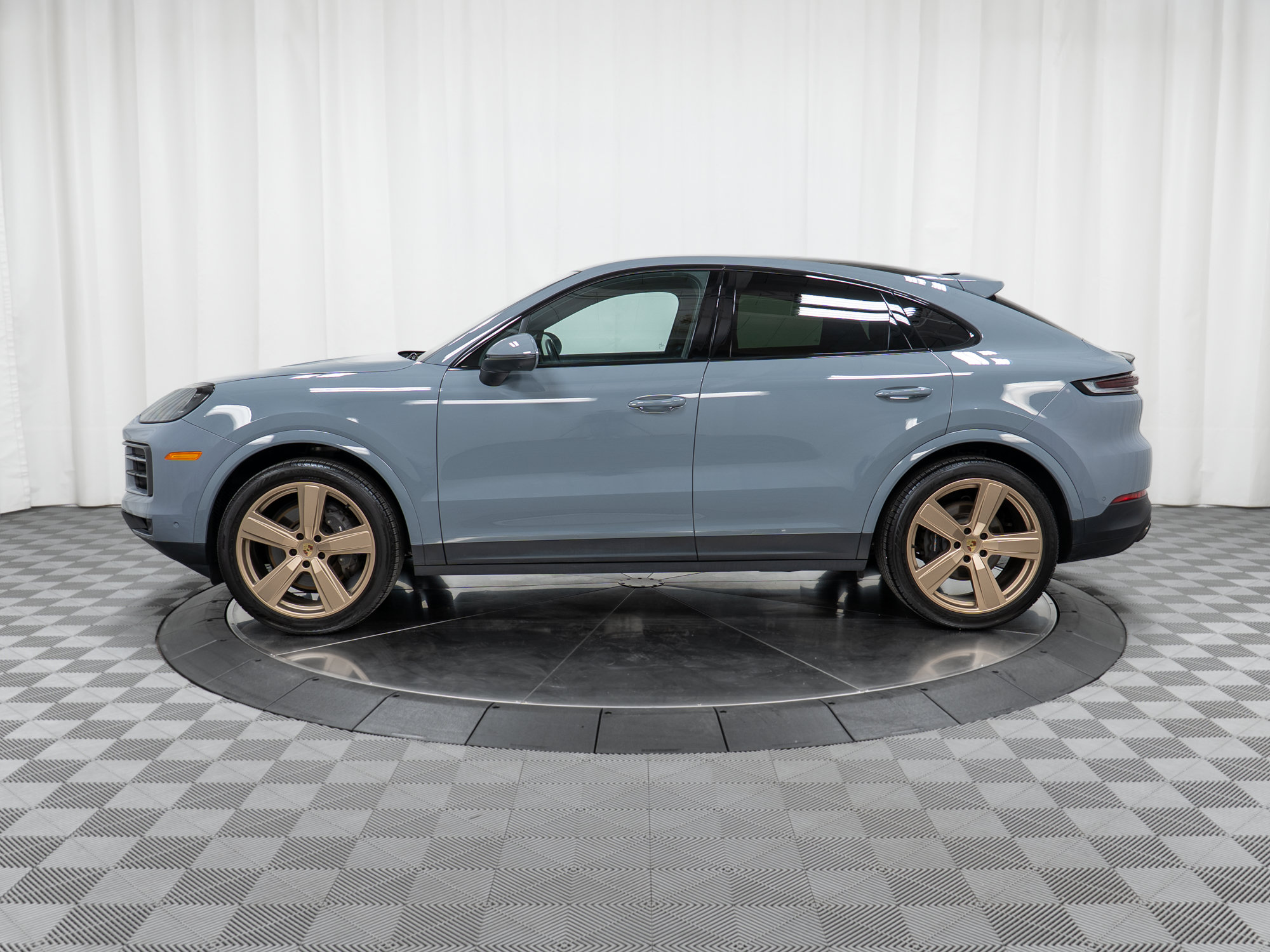 Certified 2024 Porsche Cayenne Coupe AWD/4WD image 2