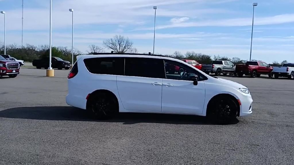 Used 2025 Chrysler Pacifica Limited image 9