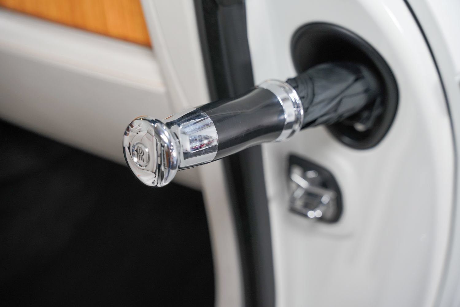 Used 2017 Rolls-Royce Dawn RWD image 32