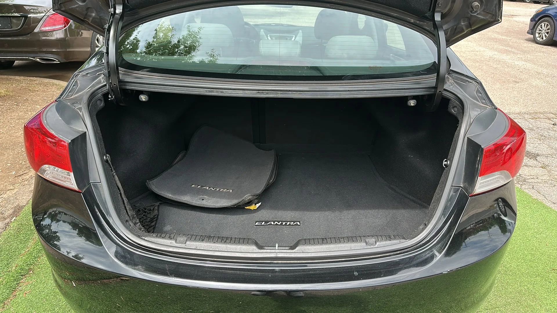 Used 2012 Hyundai Elantra Limited FWD image 12