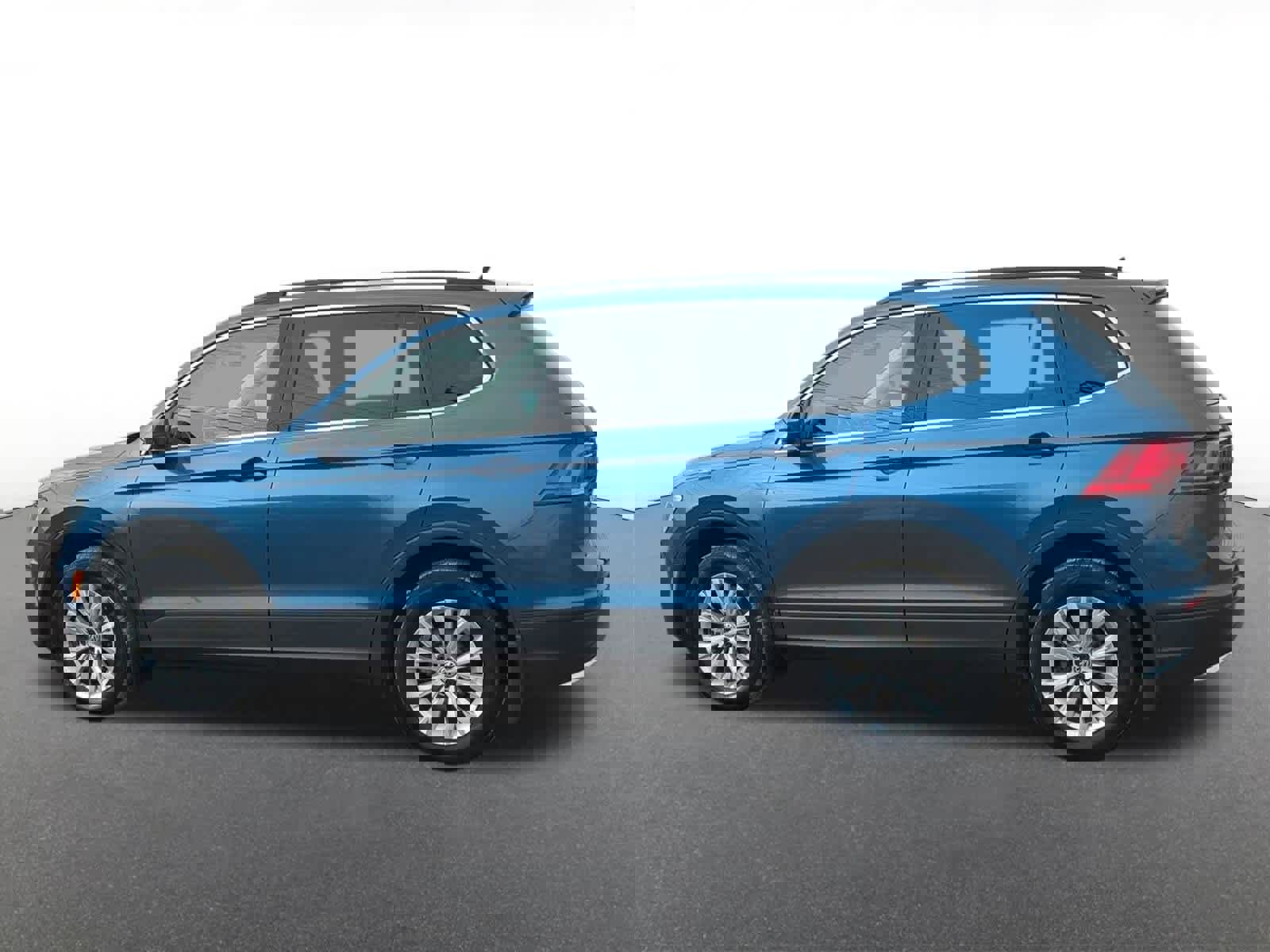 Used 2019 Volkswagen Tiguan SE w/ Panoramic Sunroof Package image 3