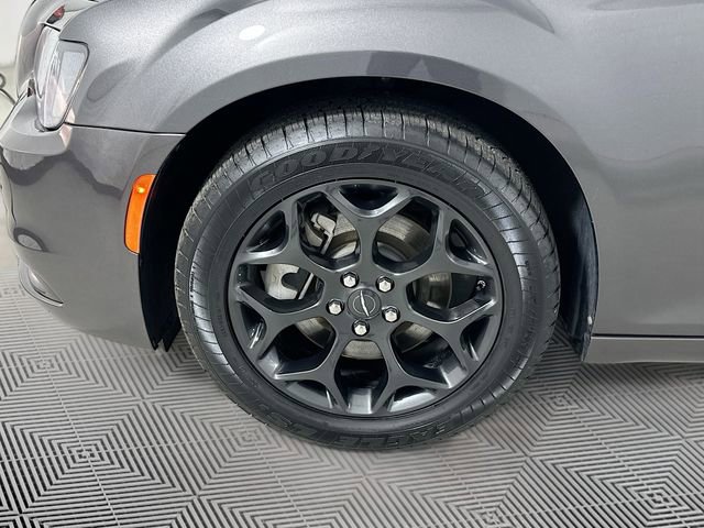 Used 2022 Chrysler 300 Touring w/ Sport Appearance Package image 28