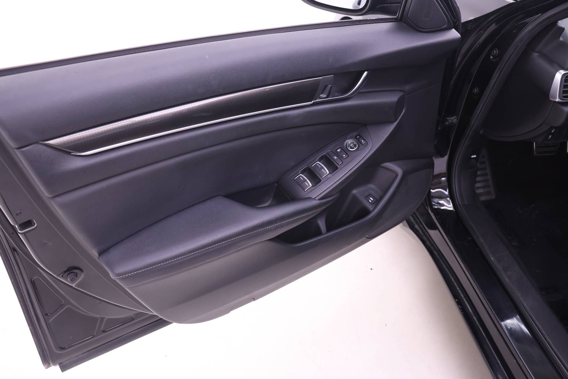 Used 2019 Honda Accord Sport image 9