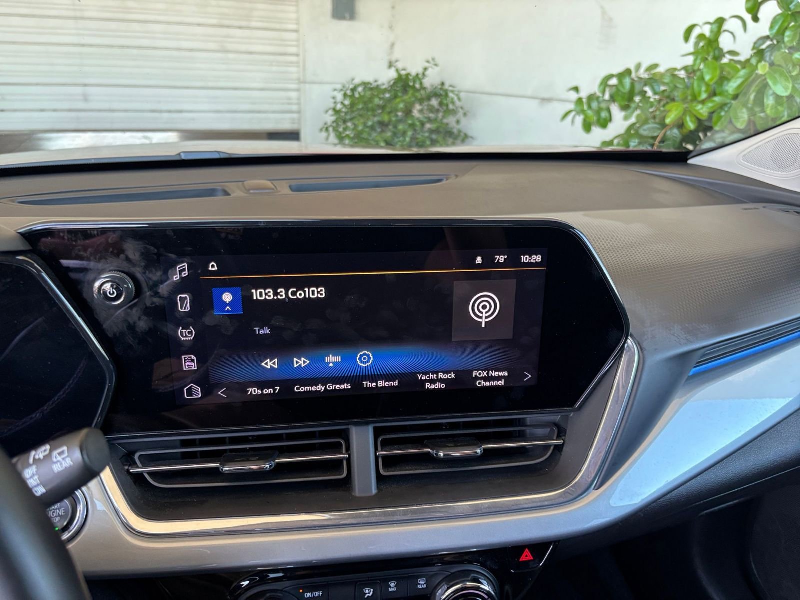 Used 2025 Chevrolet Trax LT w/ LT Convenience Package FWD image 20