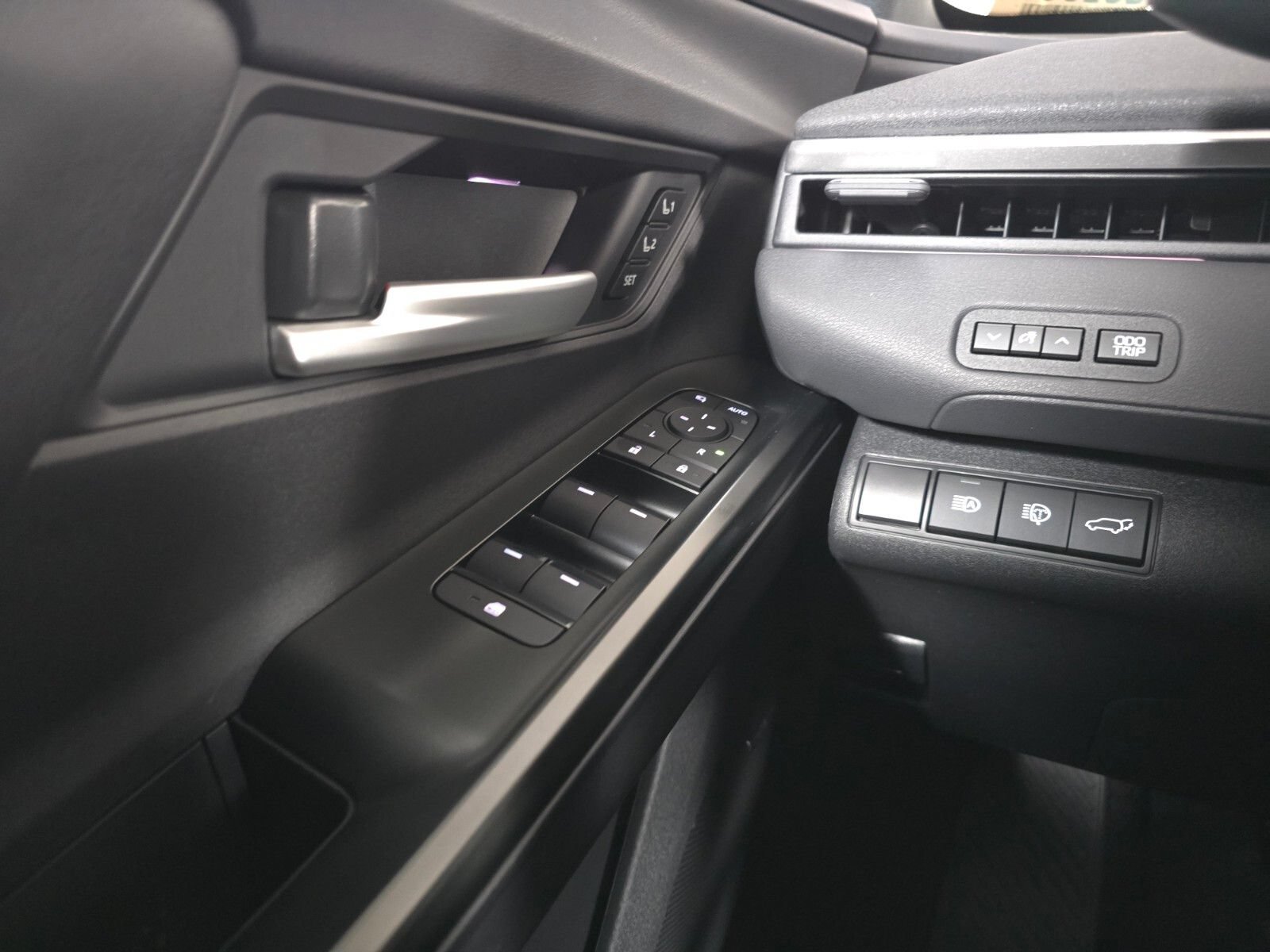 New 2026 Subaru Solterra AWD/4WD image 30