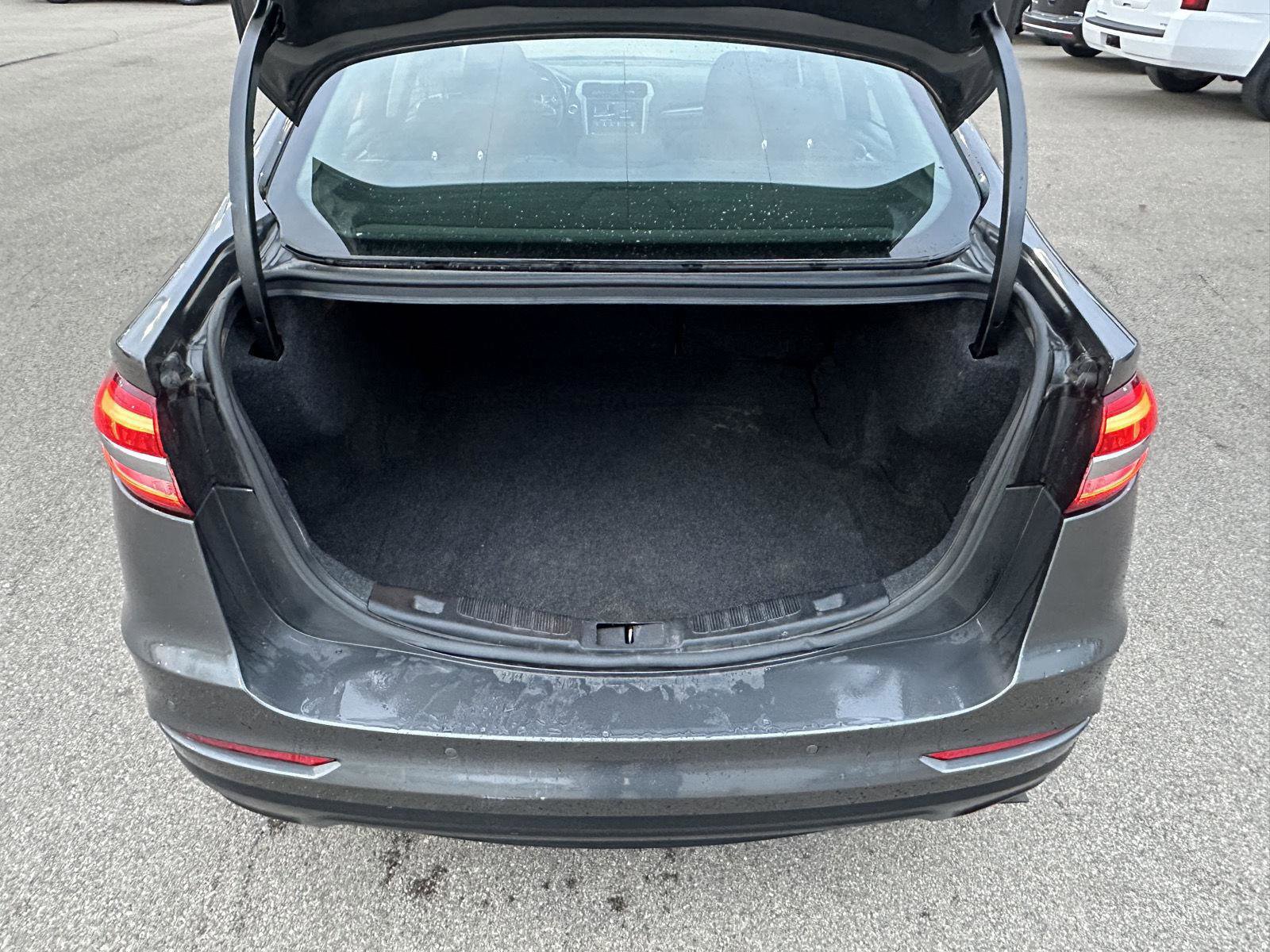 Used 2020 Ford Fusion SE FWD image 7