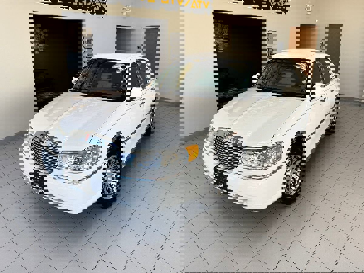 Used 2002 Lincoln Town Car Signature