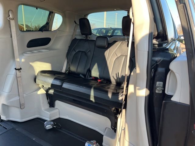 Used 2022 Chrysler Pacifica Touring-L image 16