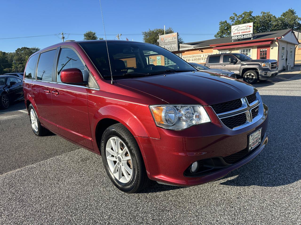 Used 2019 Dodge Grand Caravan SXT FWD image 3
