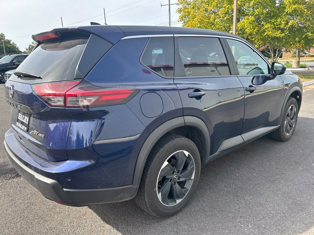 Used 2024 Nissan Rogue SV AWD/4WD image 3