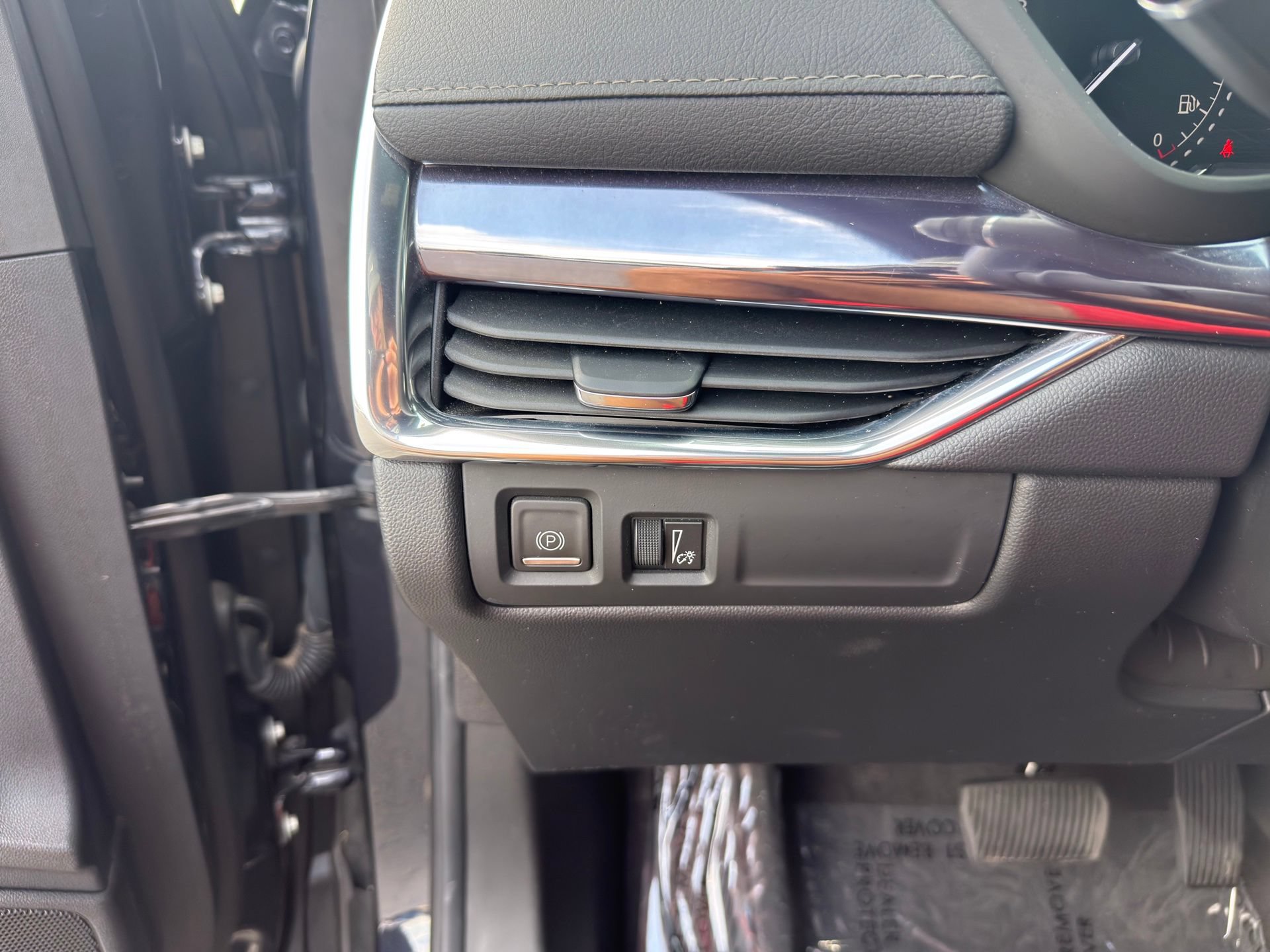 Used 2023 Cadillac XT4 Luxury w/ Cold Weather Package FWD image 24