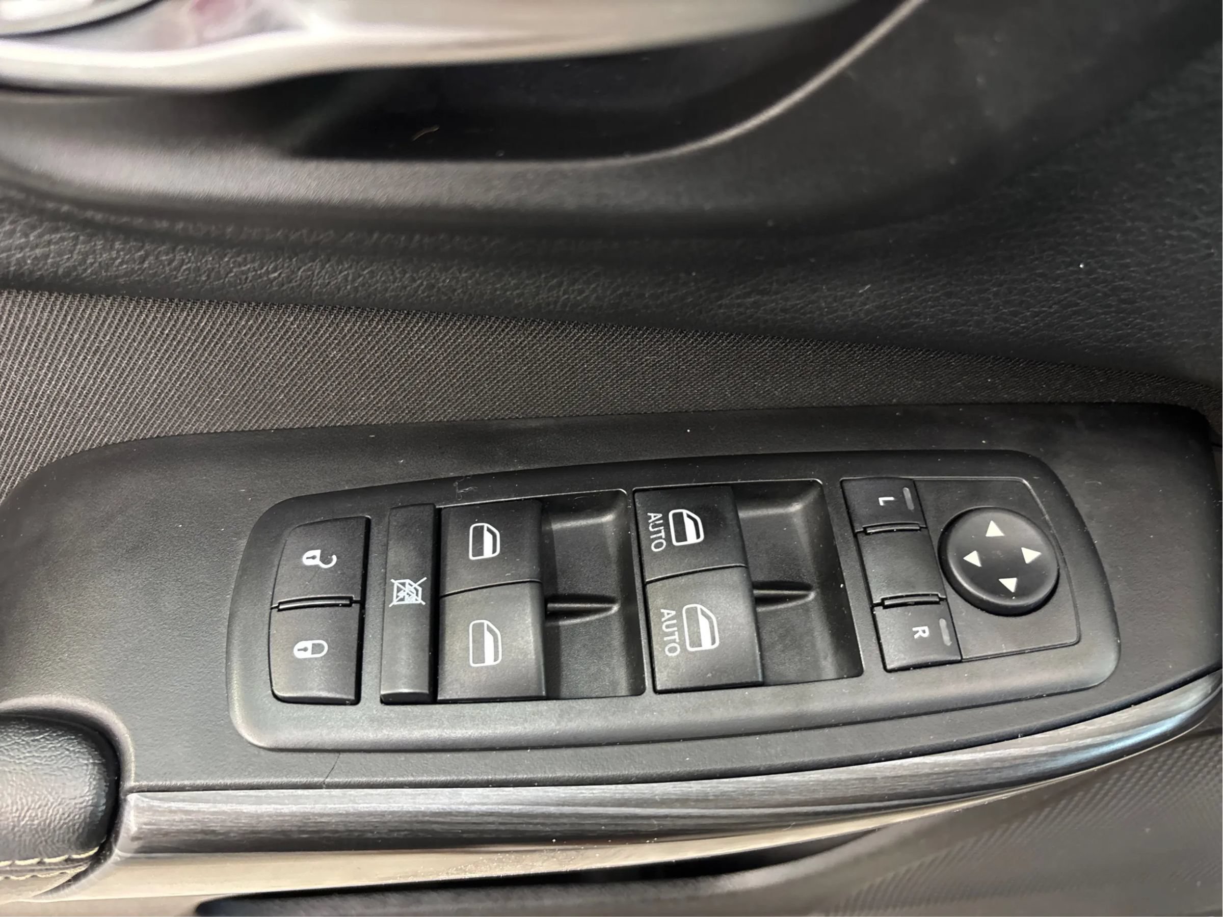 Used 2015 Jeep Cherokee Latitude w/ Cold Weather Group AWD/4WD image 39