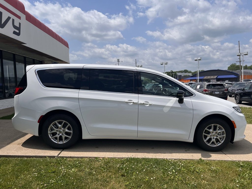 Used 2025 Chrysler Pacifica Select image 7