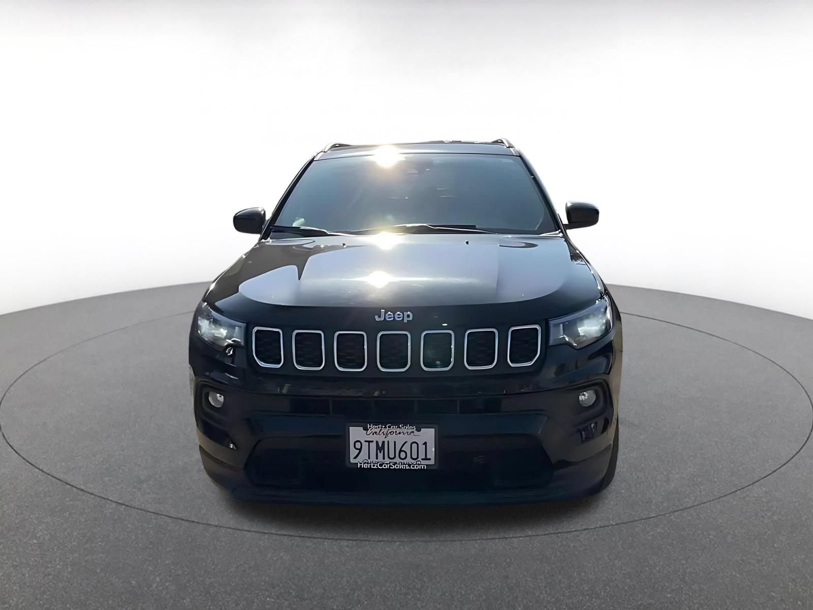 Used 2025 Jeep Compass Latitude AWD/4WD image 4
