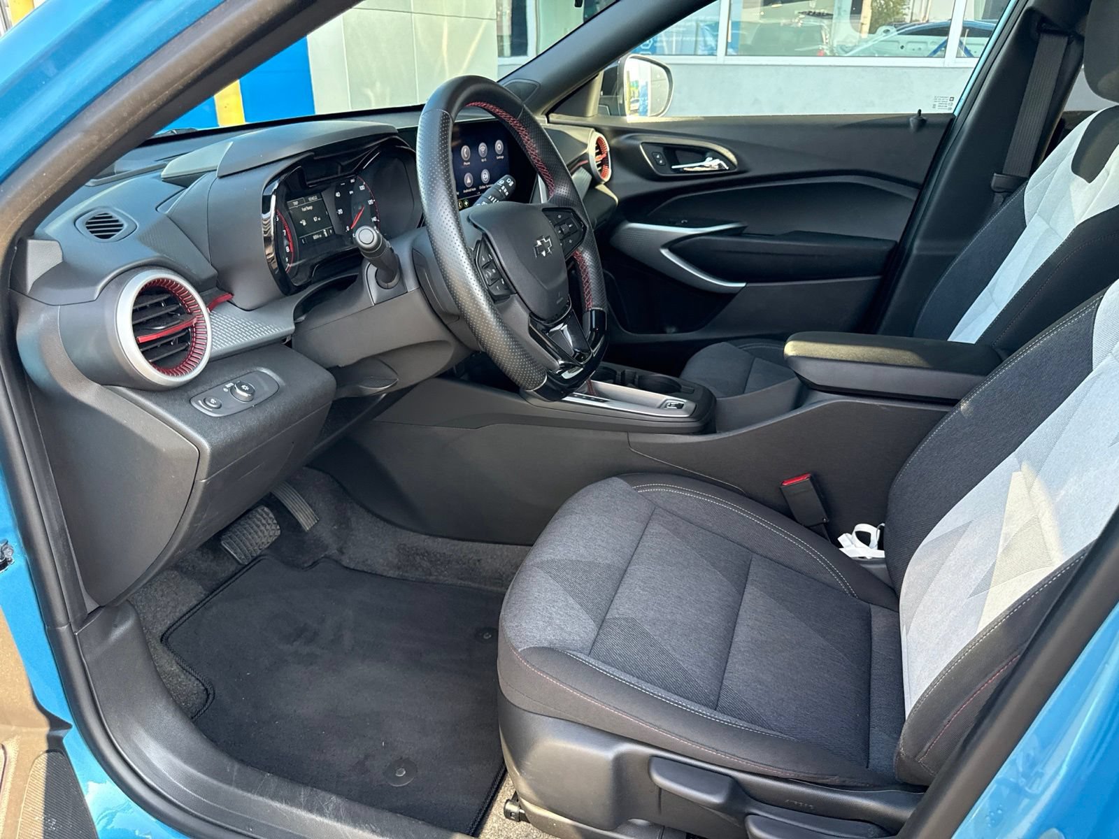 Used 2025 Chevrolet Trax RS w/ Sunroof Package FWD image 17