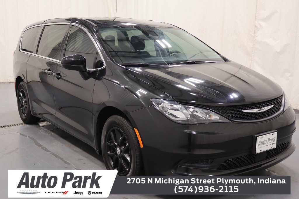 Used 2023 Chrysler Voyager LX image 1