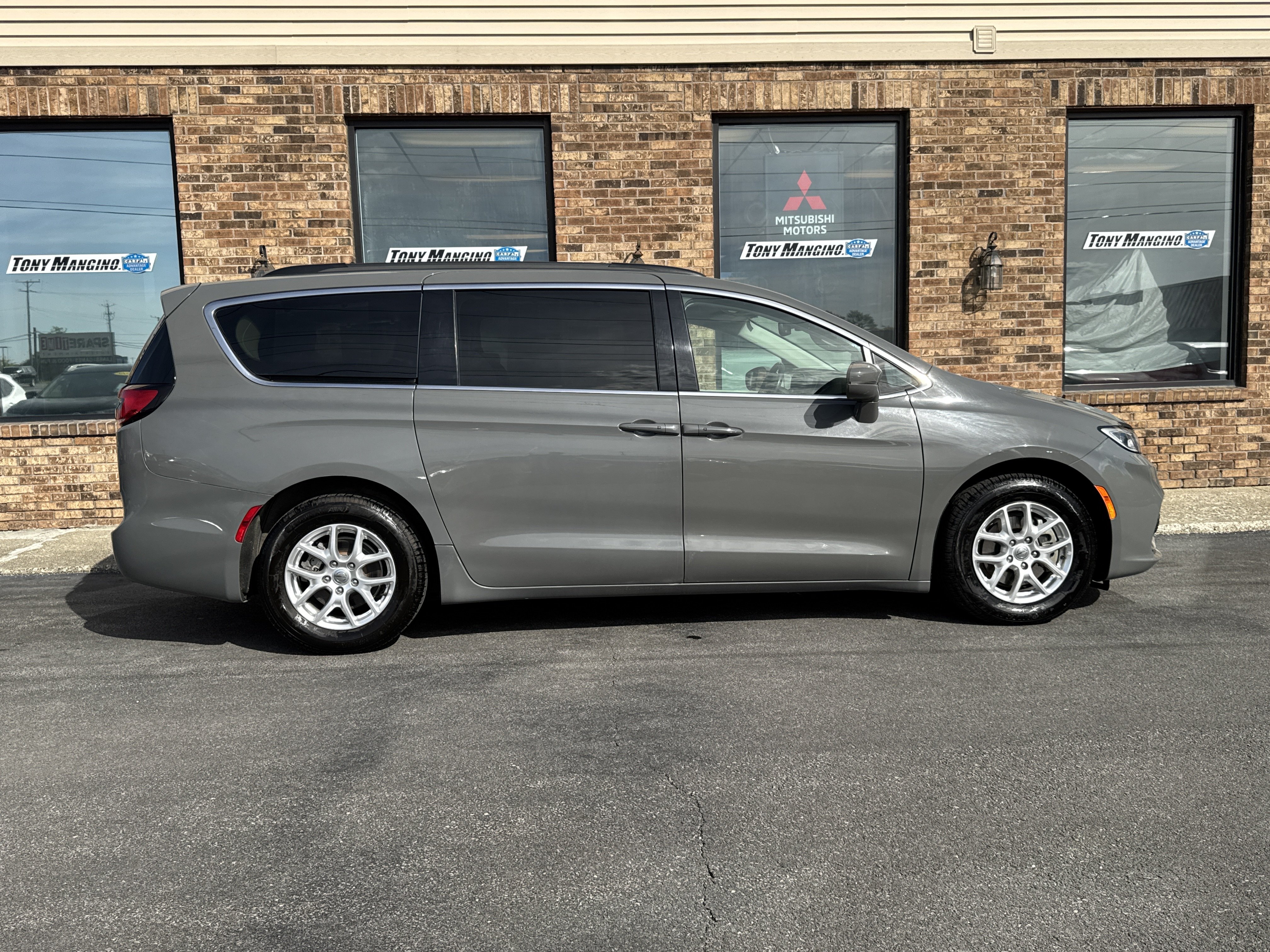 Used 2022 Chrysler Pacifica Touring-L FWD image 6