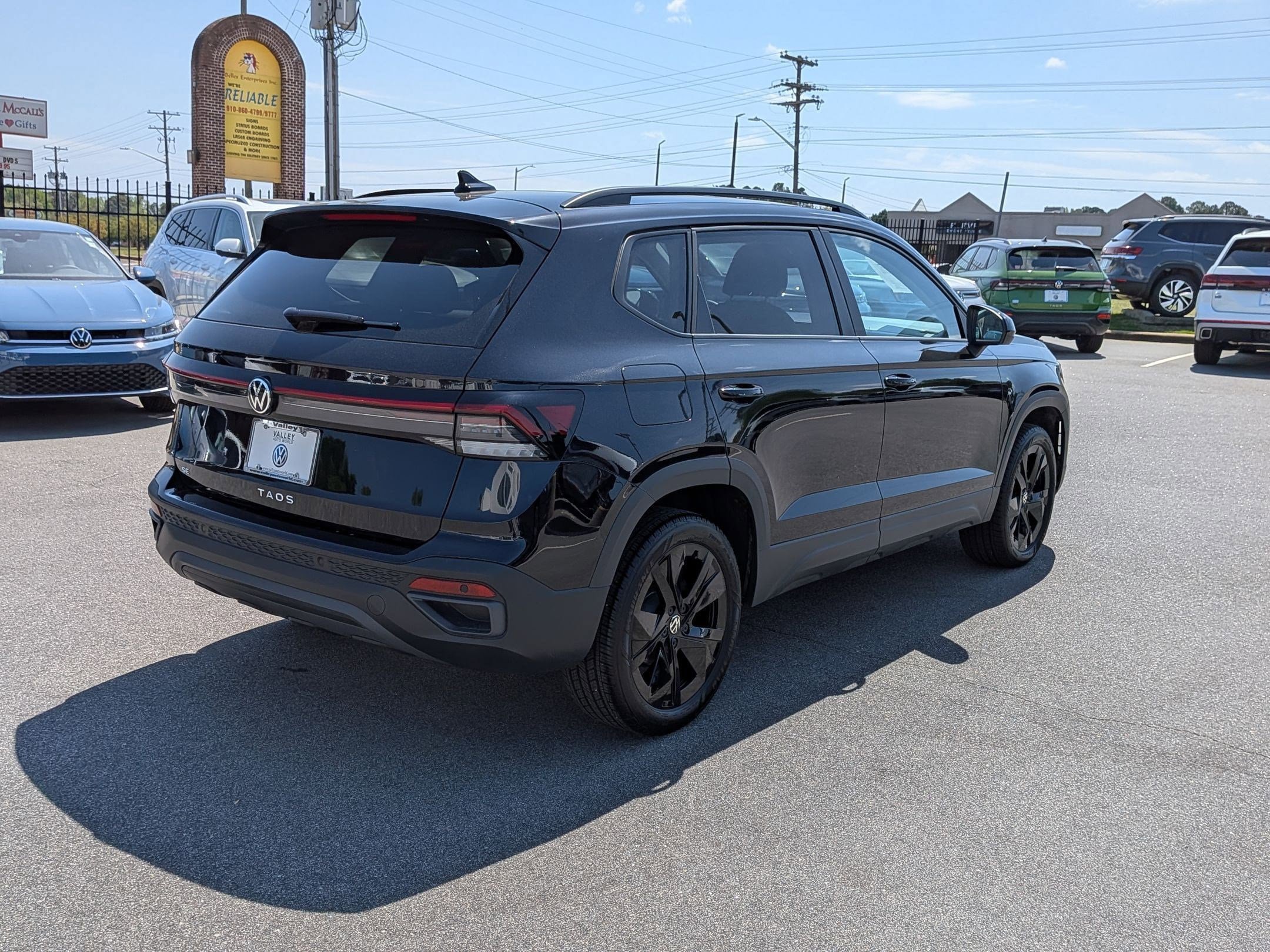 Used 2025 Volkswagen Taos SE FWD image 3