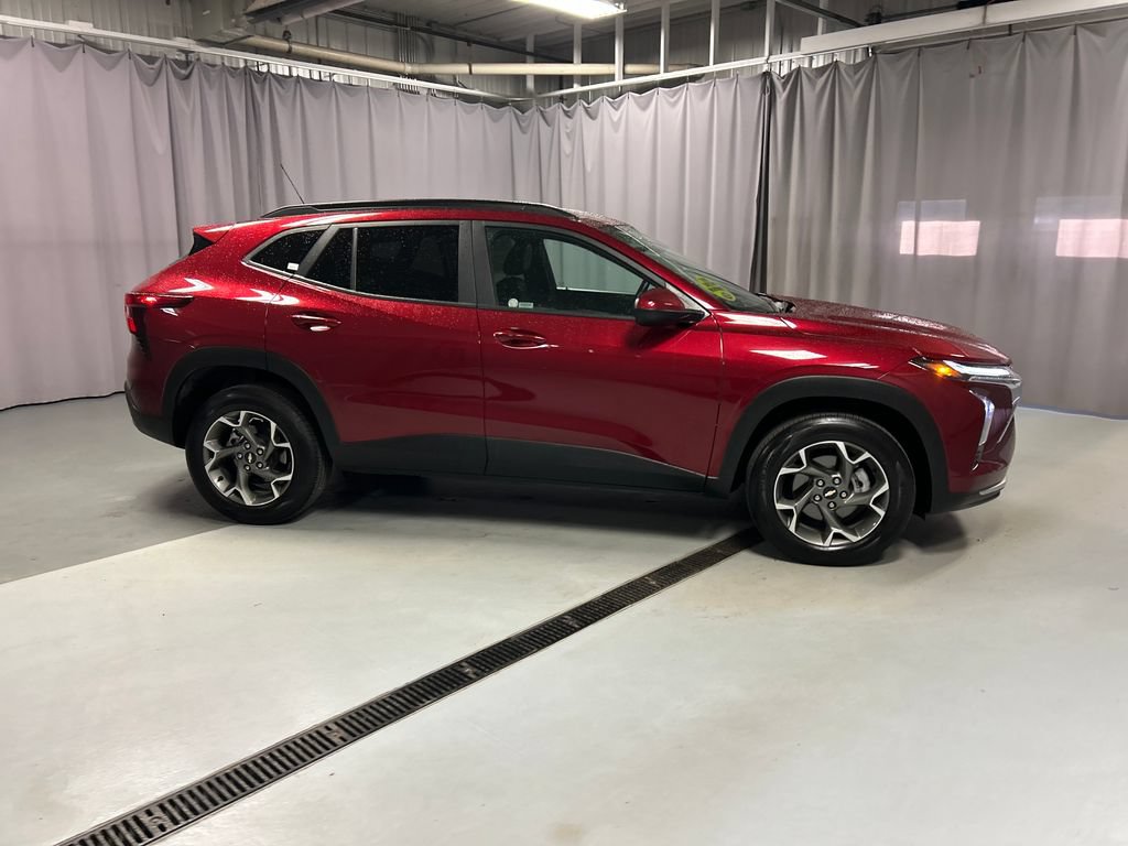 Used 2025 Chevrolet Trax LT w/ LT Convenience Package FWD image 8