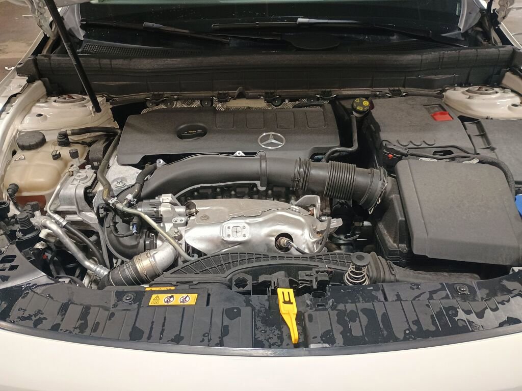 Used 2021 Mercedes-Benz GLB 250 4MATIC image 32