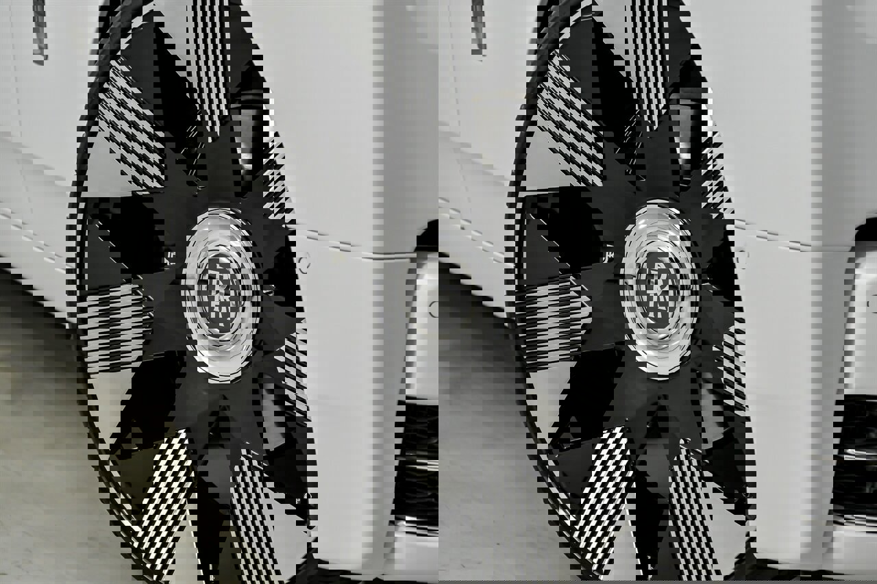 Used 2018 Rolls-Royce Phantom Sedan image 4