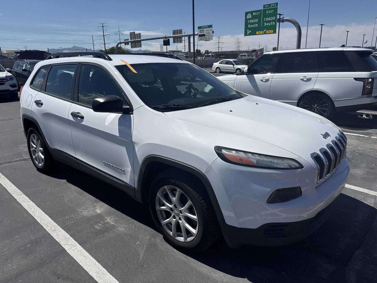 Used 2015 Jeep Cherokee Sport w/ Sport Appearance Group FWD image 2