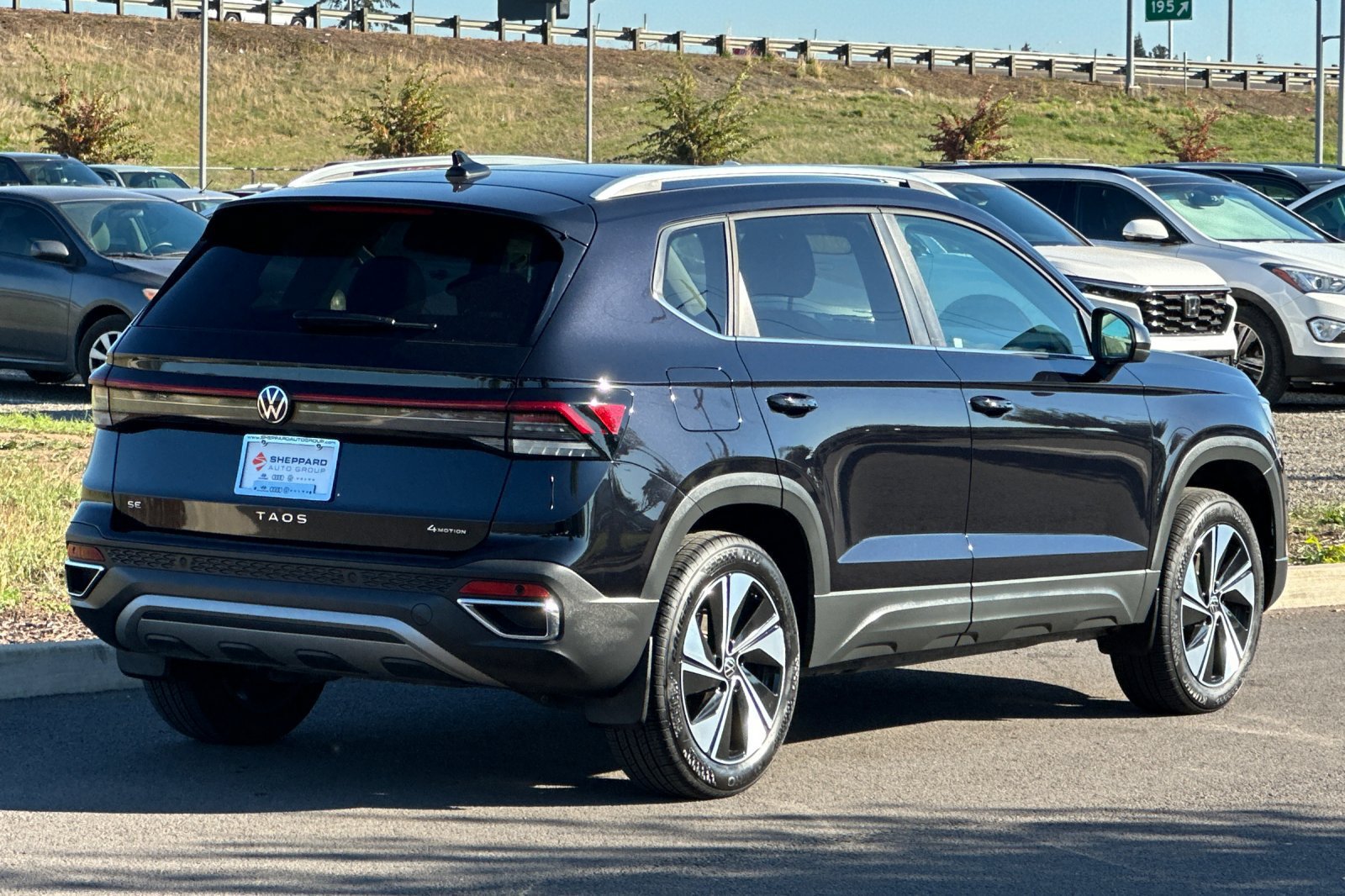 Used 2025 Volkswagen Taos SE AWD/4WD image 3