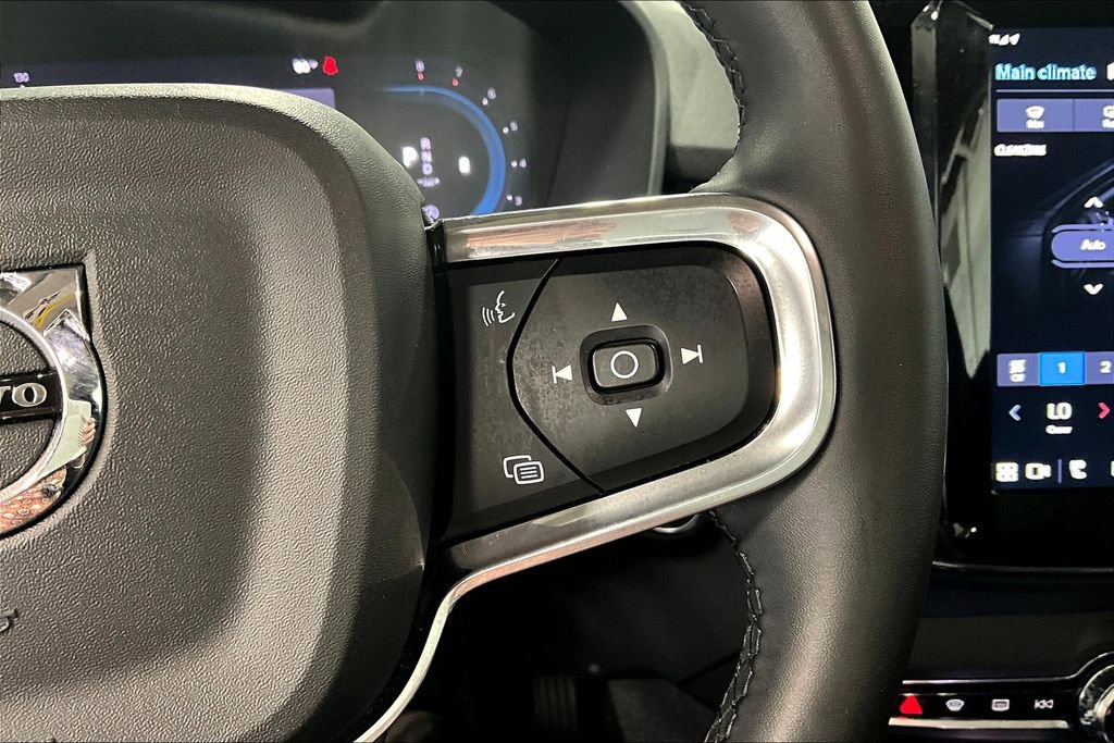 Used 2024 Volvo XC40 B5 Plus w/ Climate Package image 25