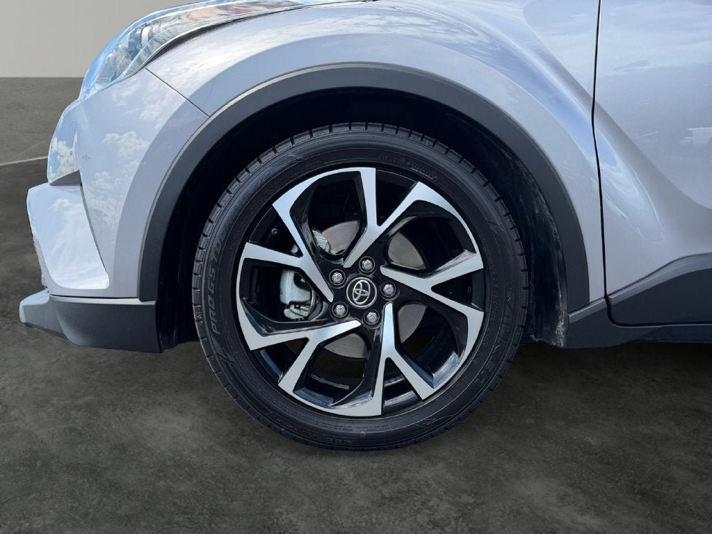 Used 2019 Toyota C-HR XLE FWD image 5