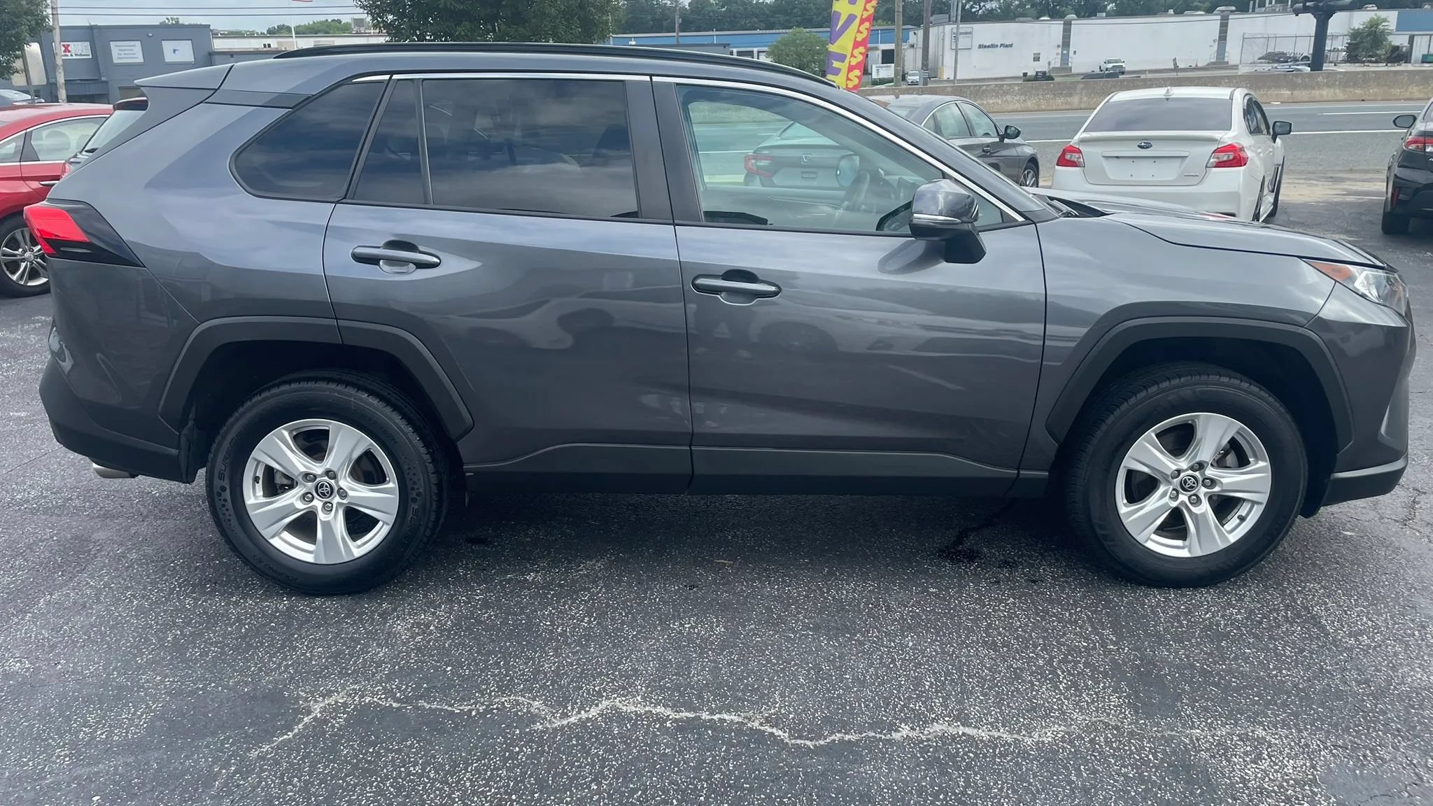 Used 2021 Toyota RAV4 XLE AWD/4WD image 4