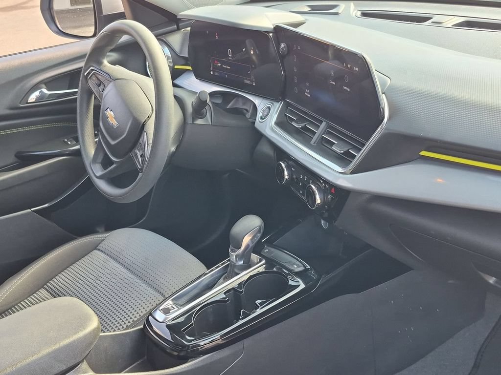 Used 2025 Chevrolet Trax LT FWD image 30