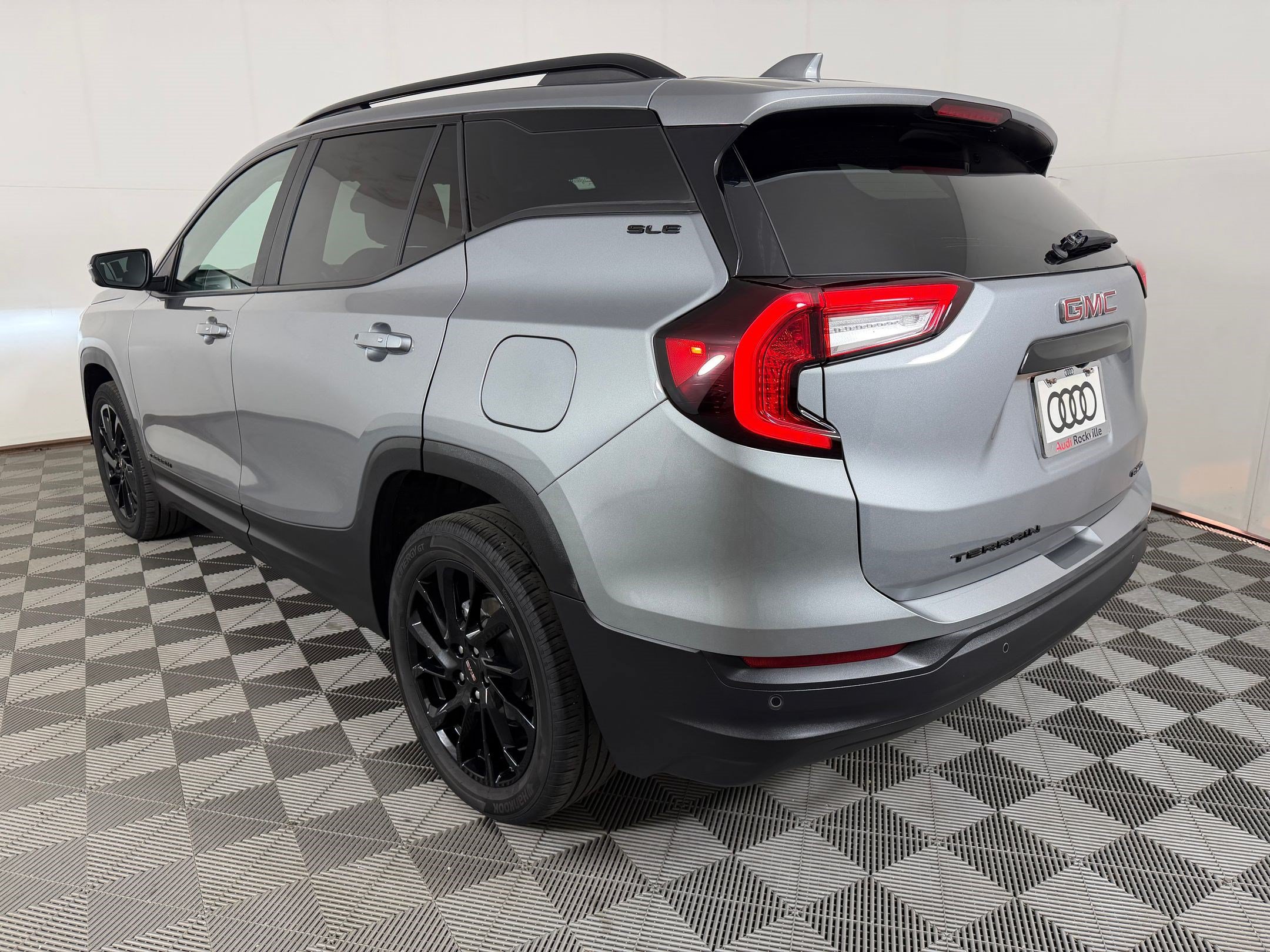 Used 2023 GMC Terrain SLE w/ Driver Convenience Package AWD/4WD image 3