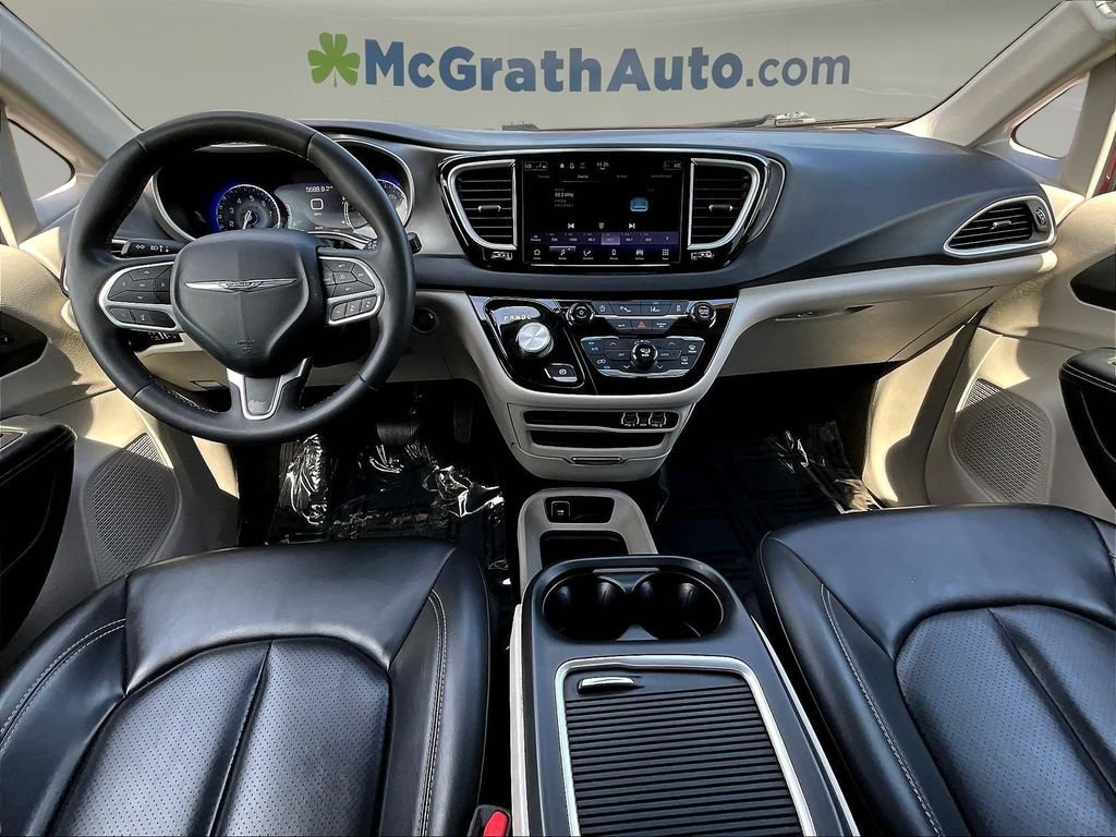 Used 2023 Chrysler Pacifica Touring-L FWD image 9