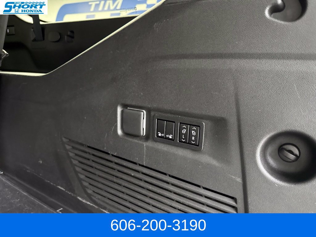 Used 2022 Chevrolet Suburban High Country AWD/4WD image 11