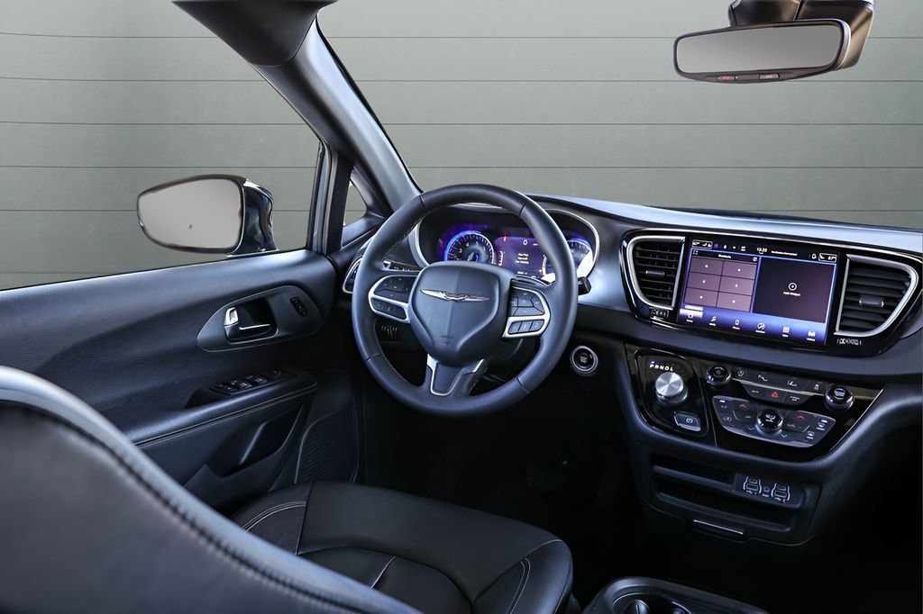 Used 2025 Chrysler Pacifica Select image 31