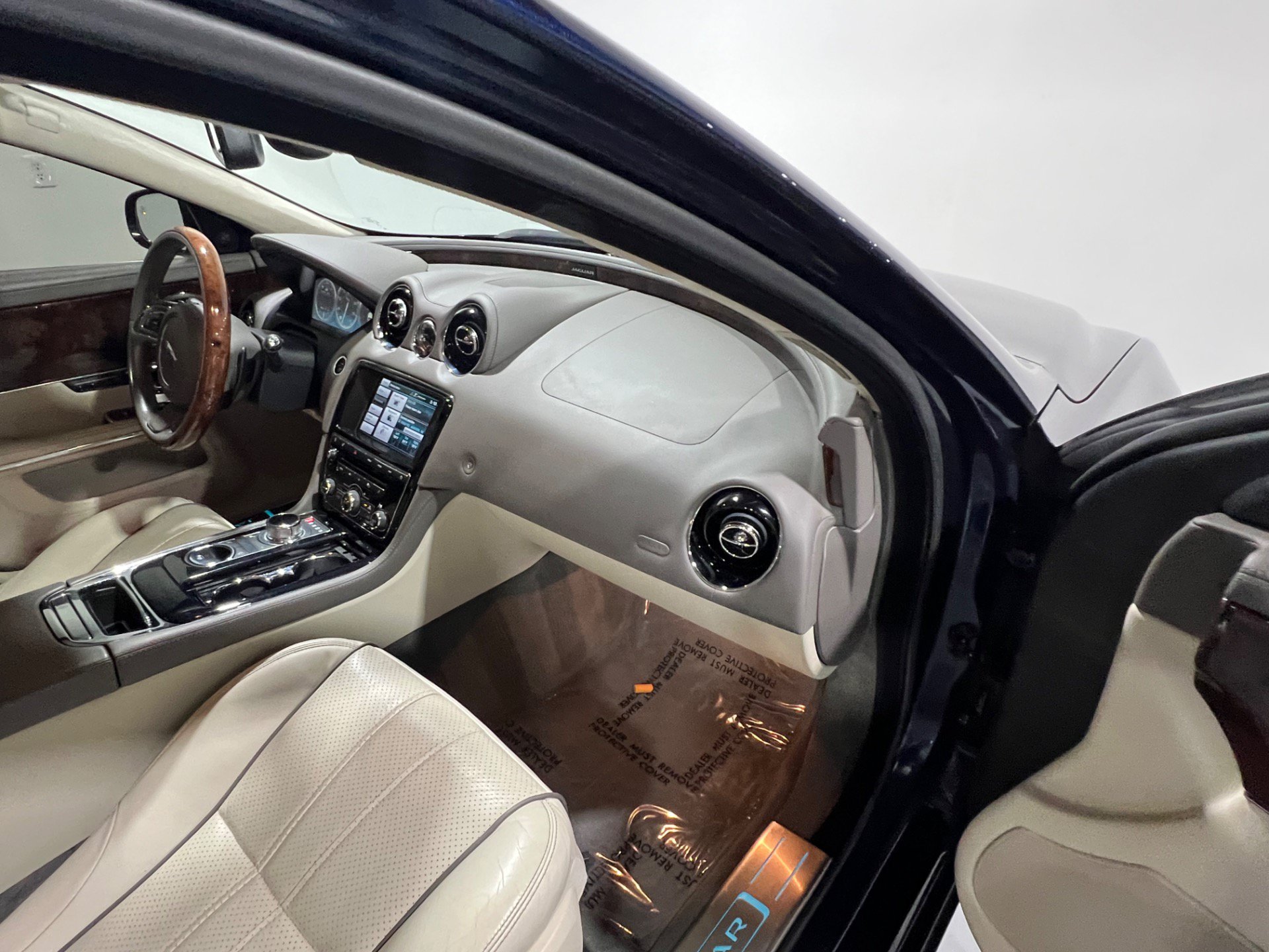 Used 2015 Jaguar XJ L Portfolio RWD image 33